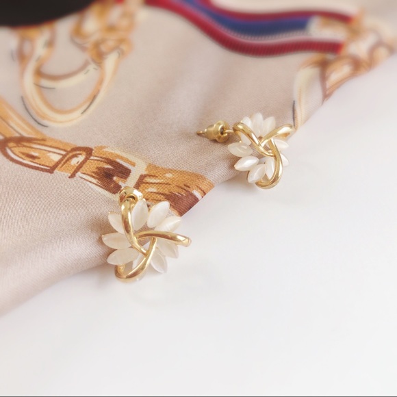 ✨NEW✨ Elegant and Exquisite Flower Shape Stud Earrings for women - Picture 2 of 4